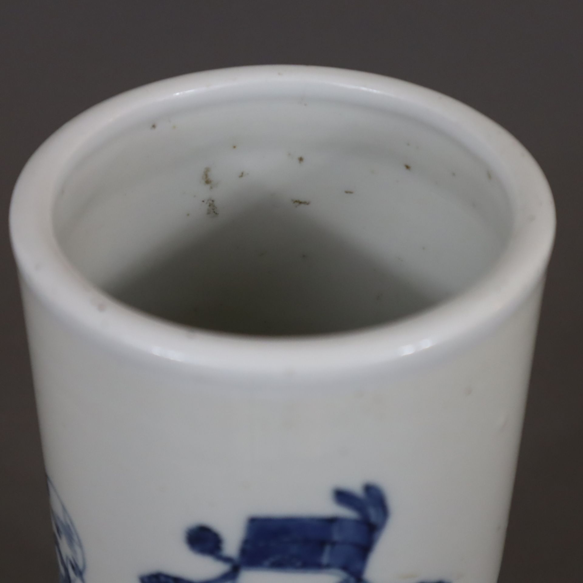 Hutstand - China, Porzellan, zylindrische Wandung, Dekor in Unterglasurblau mit den drei Glücksgött - Bild 2 aus 8