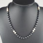 Halskette - Hämatitperlen von ca. 5mm-Dm. mit vier doppelten Perleinschüben und Perlensteckschloss,