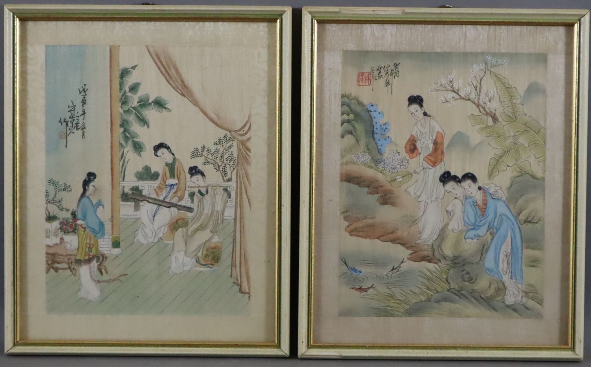 Zwei Seidenmalereien - China, jeweils drei junge Damen am Fischteich bzw. beim Musizieren, Tusche u
