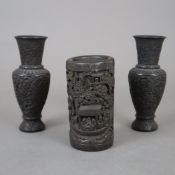 Ein Paar Vasen & Pinselgefäß - Holz gebeizt und fein beschnitzt, zwei kleine Balustervasen mit üppi