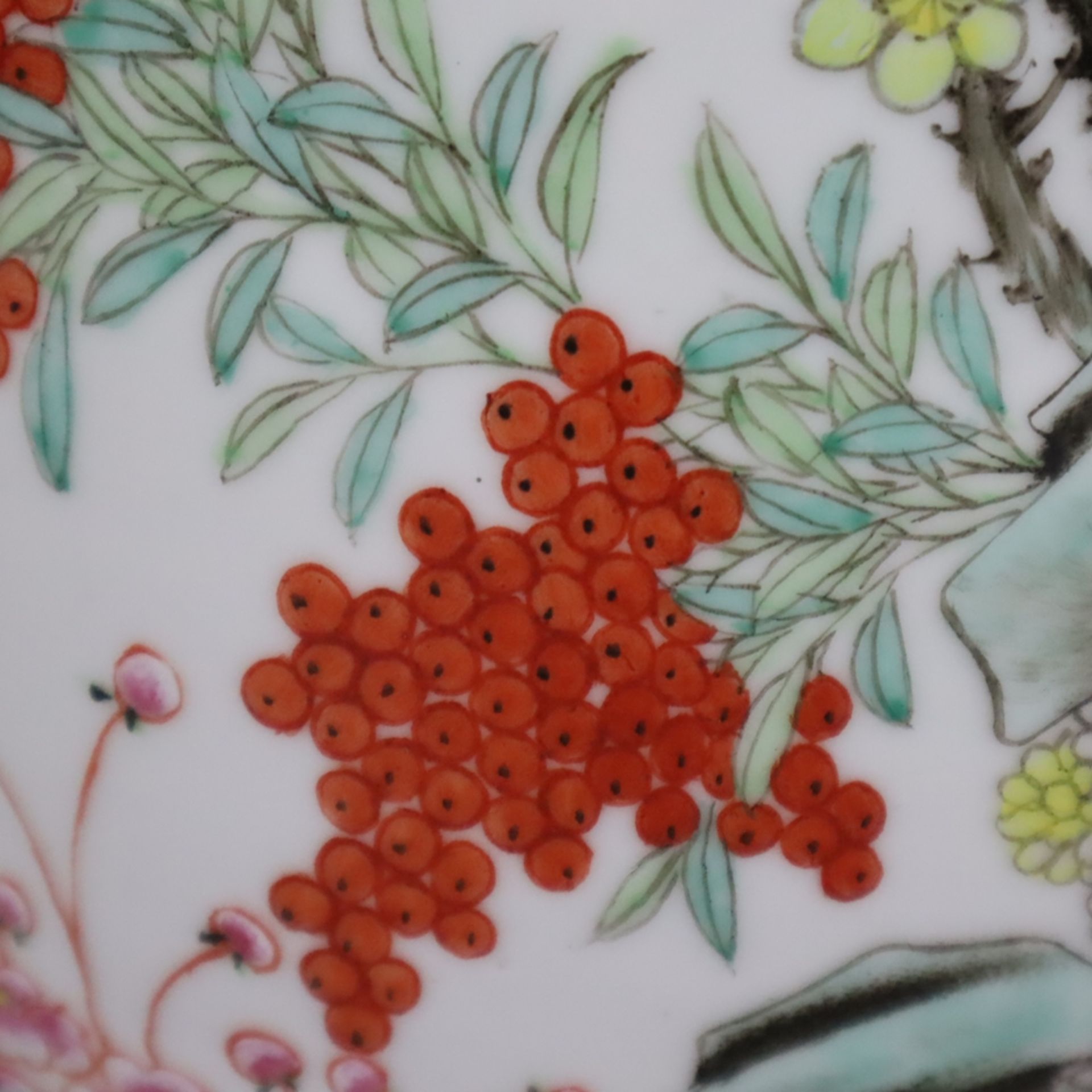 Famille rose-Balustervase - China, Porzellan, schauseitig fein bemalt mit blühenden Pflanzen am Zie - Bild 7 aus 11