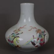 Famille rose-Porzellanvase - China 20. Jh., gedrückte Flaschenform, bemalt in polychromen Aufglasur