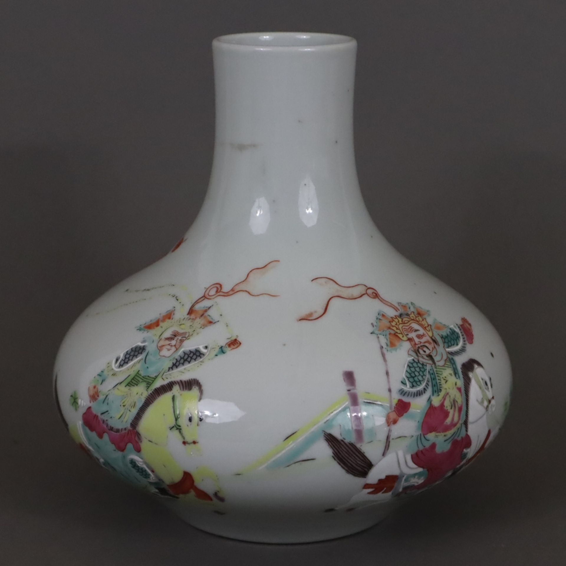 Famille rose-Porzellanvase - China 20. Jh., gedrückte Flaschenform, bemalt in polychromen Aufglasur