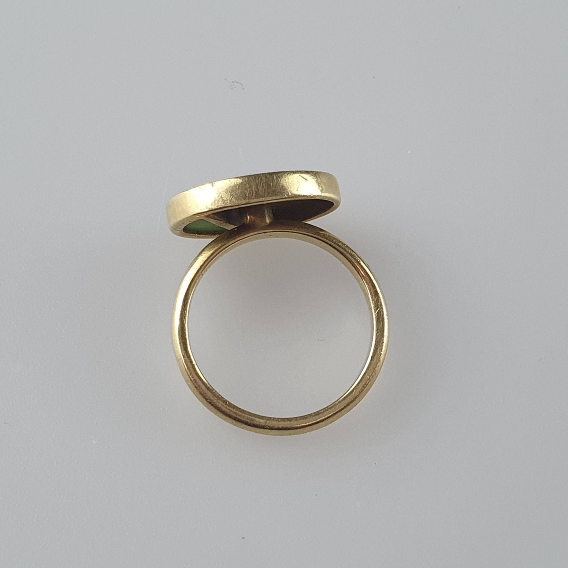 Goldring - Gelbgold 585/000, gestempelt, ovaler flacher Ringkopf mit Nephrit-Eckeinlage (ca.16x8 mm - Image 5 of 5