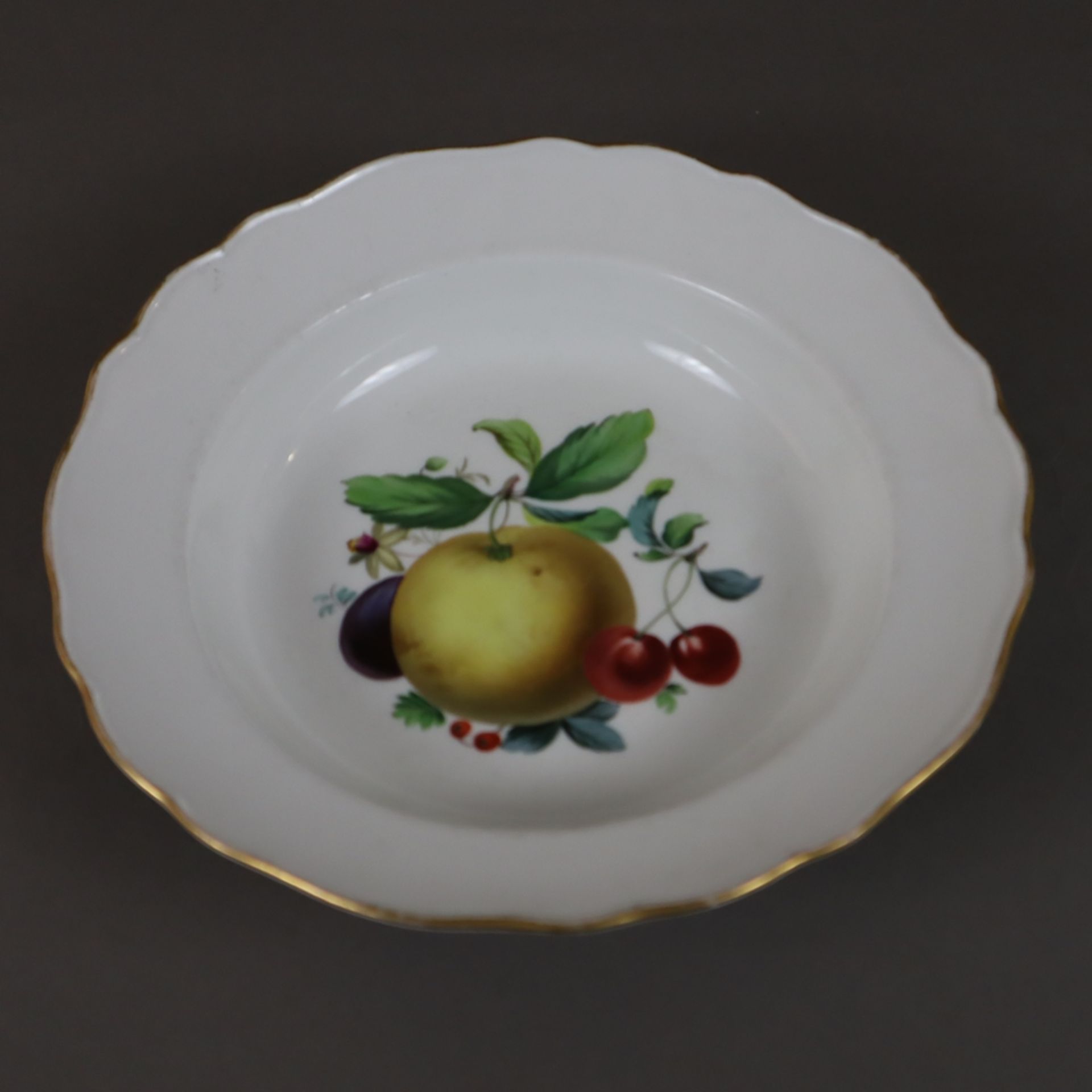 Obstteller - Meissen, Knaufzeit (1850-1924), Porzellan, runde gemuldete Form mit geschweiftem Goldr