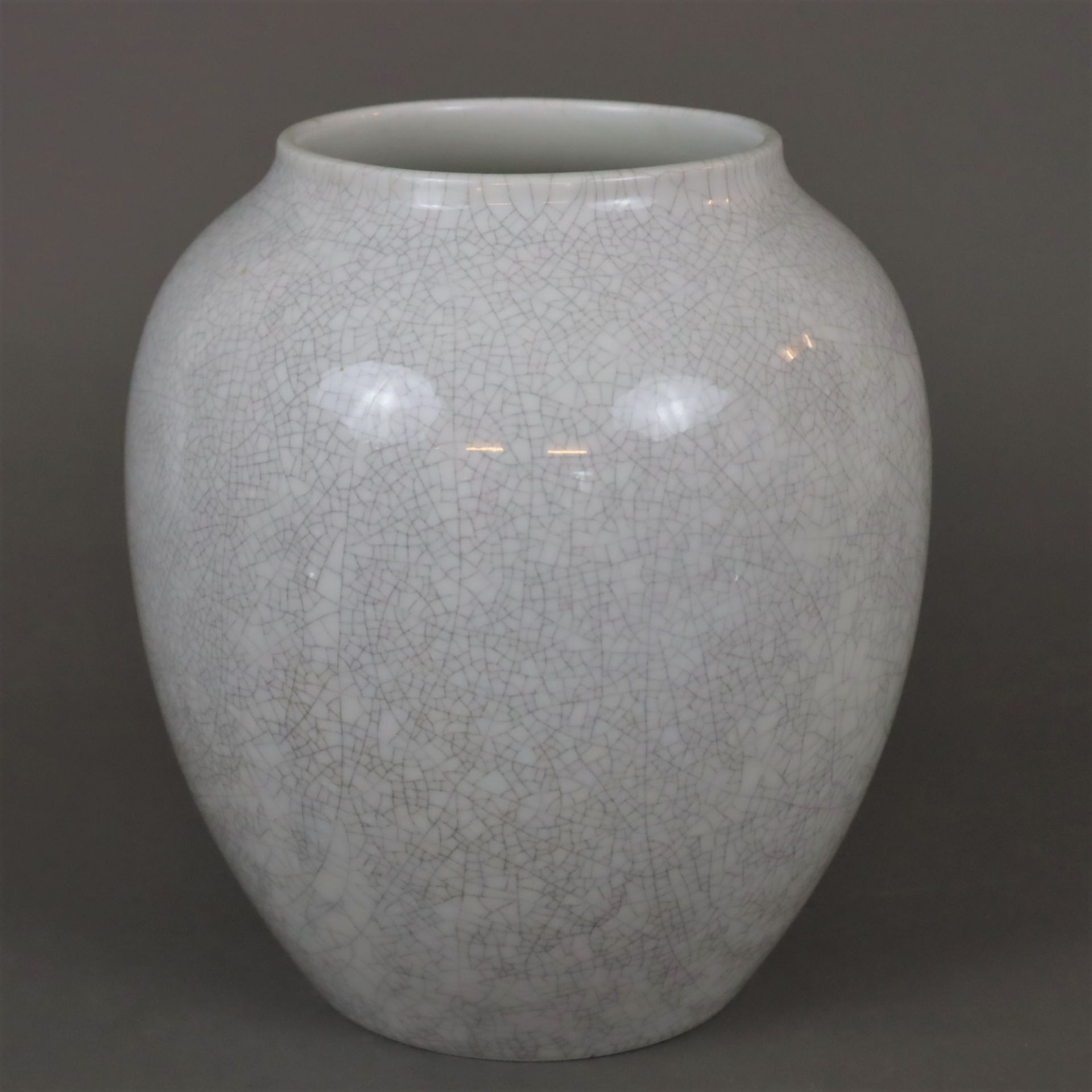 Vase - KPM Berlin, Entwurf: Trude Petri (1906 Hamburg-Vancouver 1968), Porzellan, gräulich glasiert