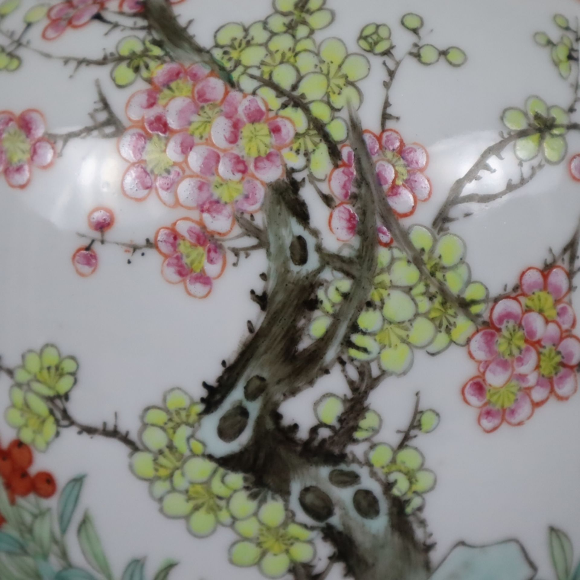 Famille rose-Balustervase - China, Porzellan, schauseitig fein bemalt mit blühenden Pflanzen am Zie - Bild 6 aus 11