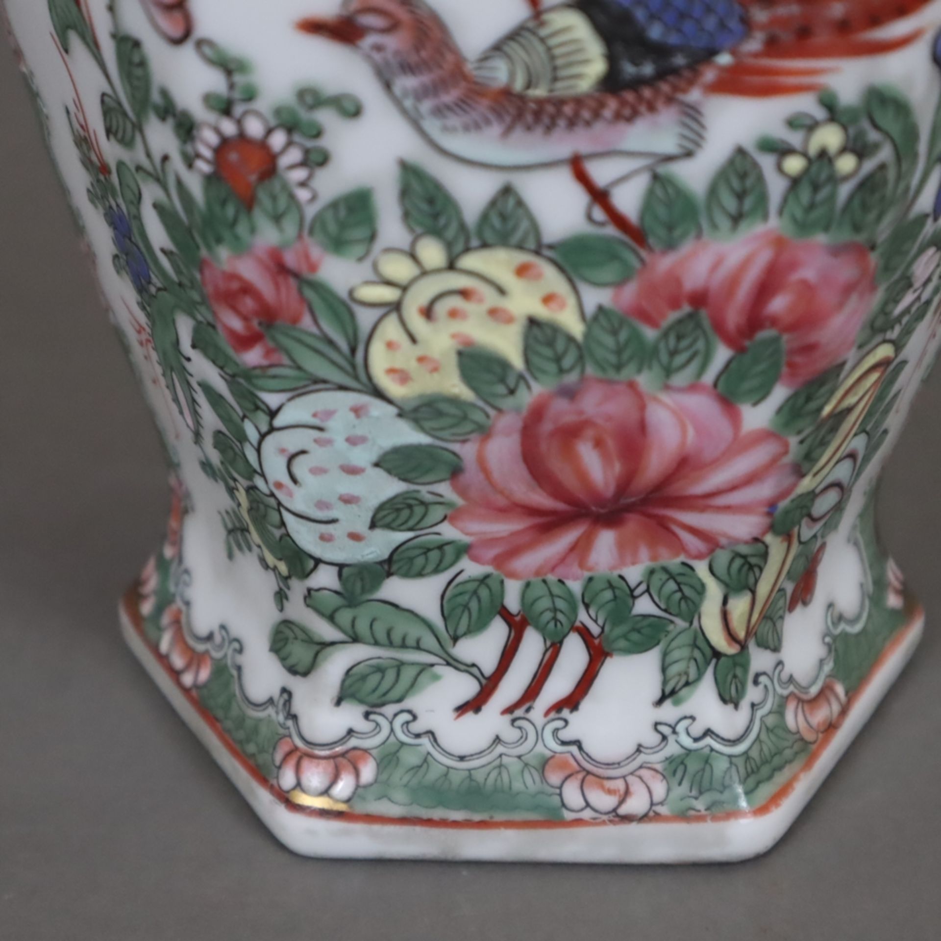 Balustervase - China, Porzellan mit polychromer Emailmalerei, mehrkantige Wandung bemalt mit großen - Bild 8 aus 10