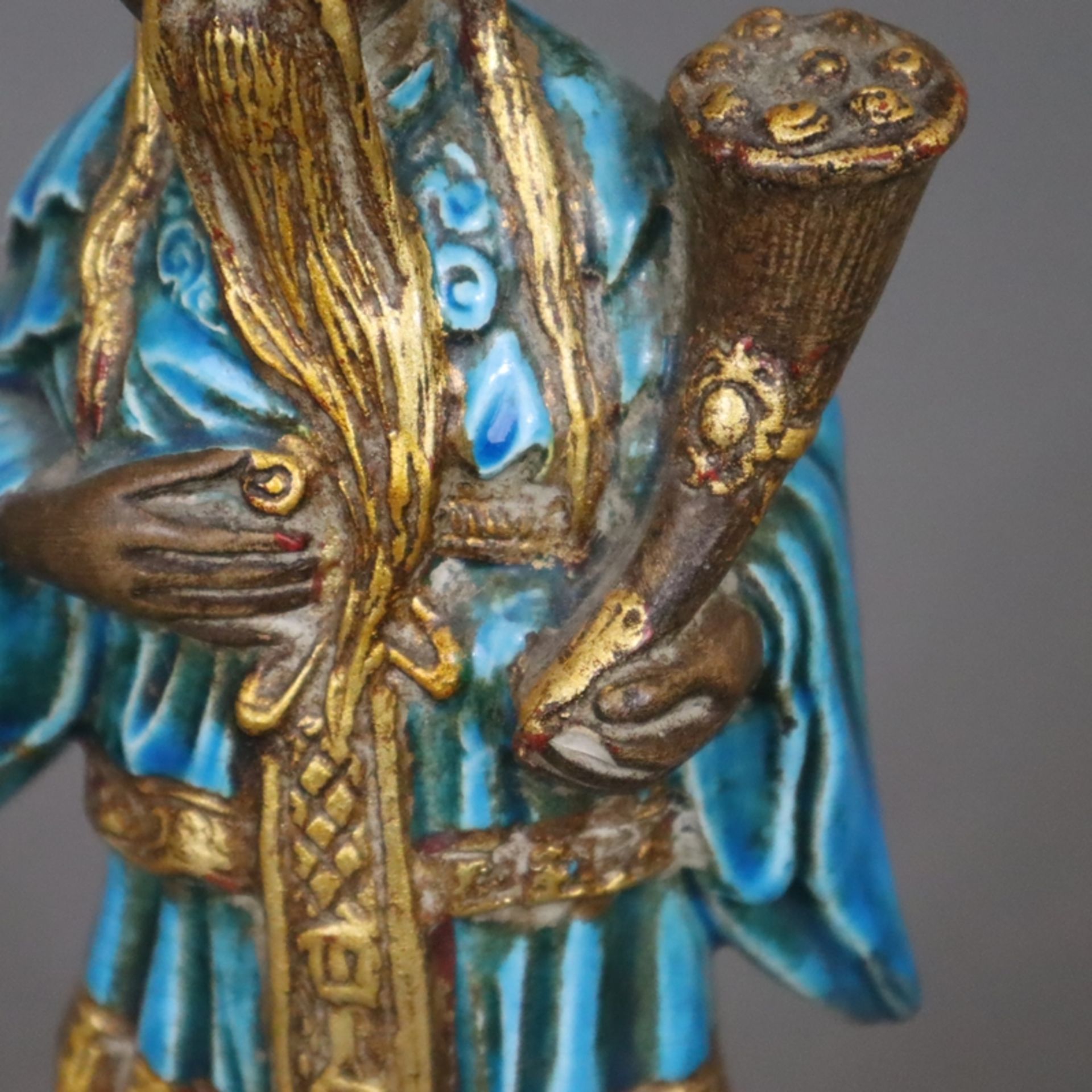 Unsterblicher mit Füllhorn - China, Porzellan, Gewand und Lotossockel mit türkisblauer Glasur, Verg - Bild 5 aus 9