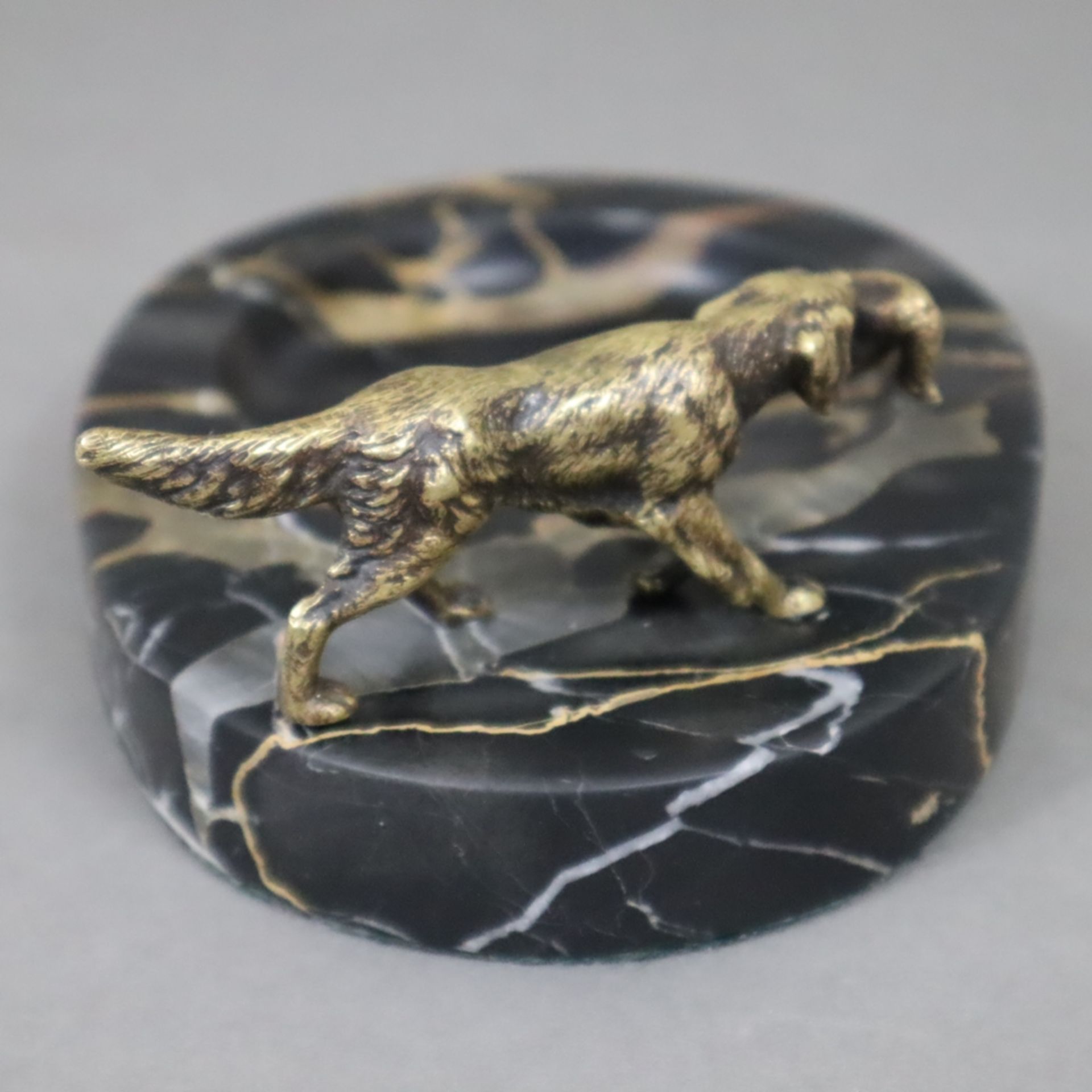Visitenkartenschale - kleine Schale aus schwarzem, braun geädertem Marmor, auf breitem Rand Bronze- - Image 5 of 6