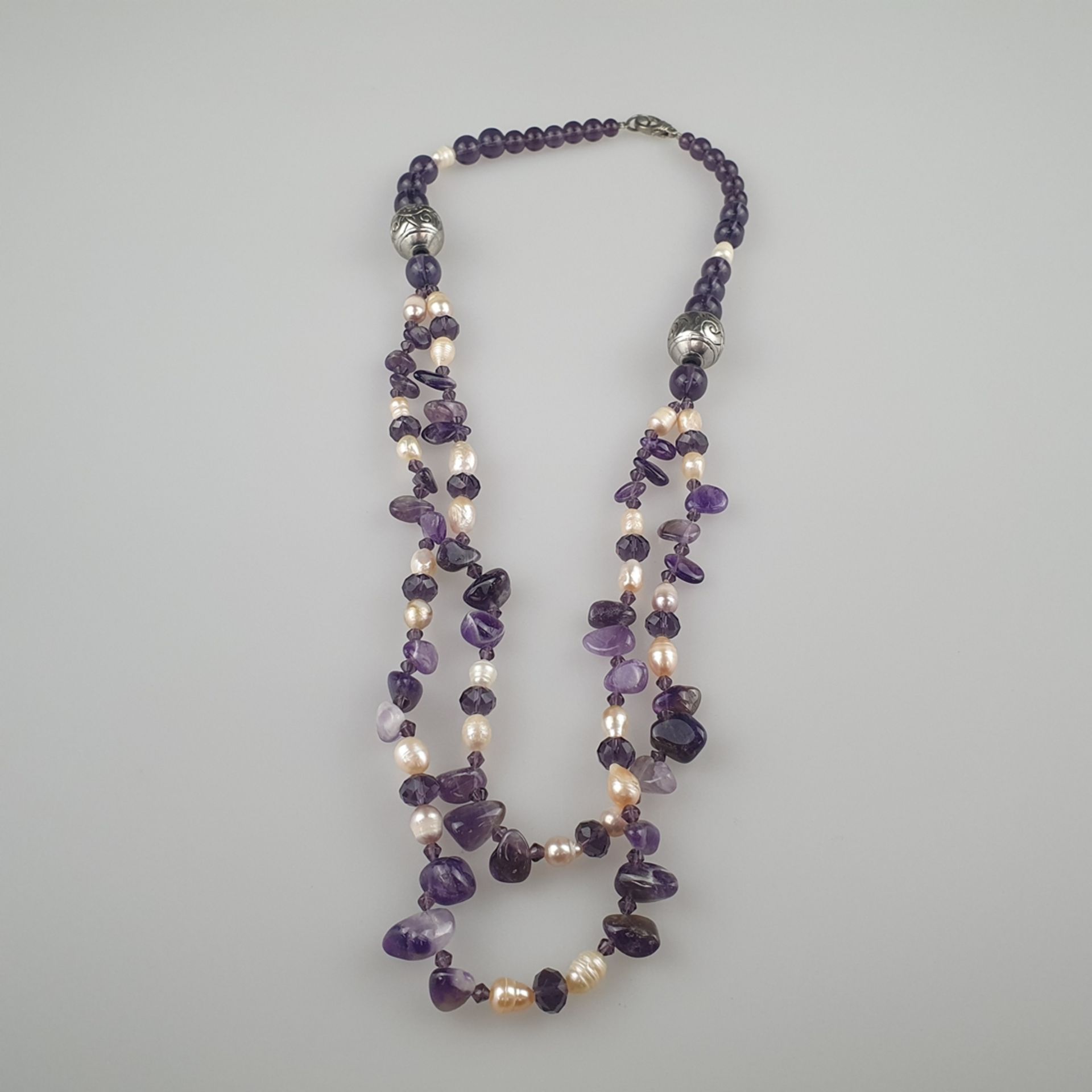 Halskette - zum Teil doppelreihig, Amethystperlen und -trommelsteine, längliche Süßwasserperlen, si - Bild 4 aus 5