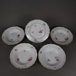 Fünf Suppenteller - Meissen, Form "Neuer Ausschnitt", Porzellan, purpurrote Blumenmalerei mit Golda