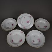 Fünf Suppenteller - Meissen, Form "Neuer Ausschnitt", Porzellan, purpurrote Blumenmalerei mit Golda