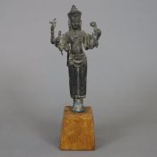 Bronzefigur einer Khmer-Gottheit - wohl Lokeshvara bzw. Shiva, im Angkor-Stil, Bronze auf Holzsocke