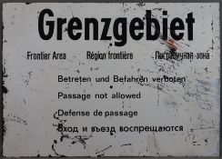 Viersprachiges Original-Warnschild aus Berlin - "Grenzgebiet…Betreten und Befahren verboten", dt., 