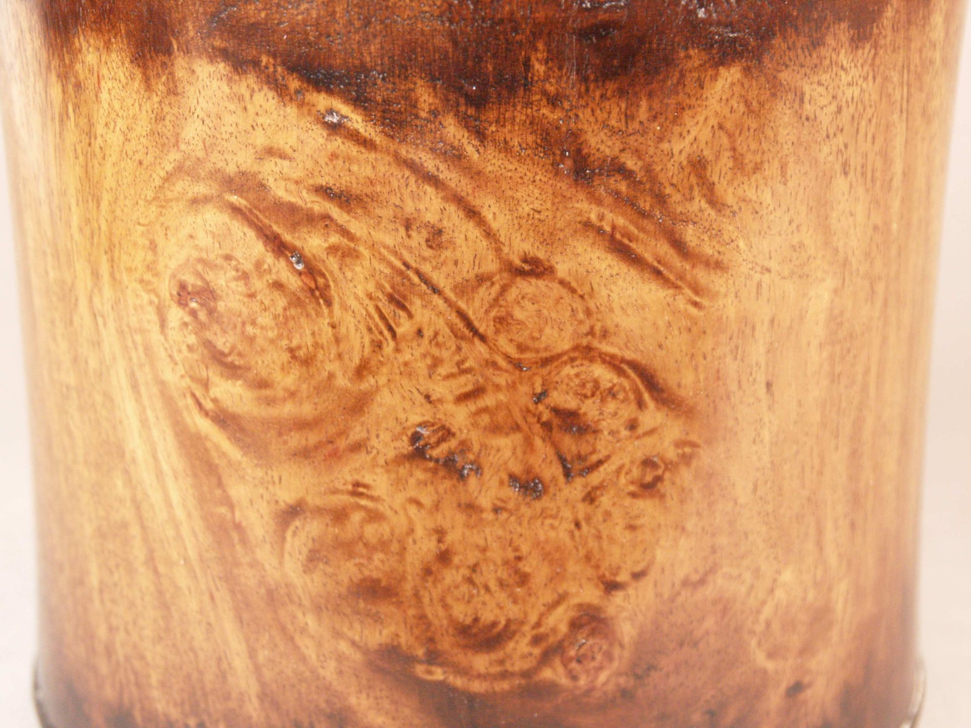 Großer Pinselbecher - China, Zylinderform aus Edelholz, am Boden eine eingesetzte Holzscheibe, auf  - Bild 3 aus 6