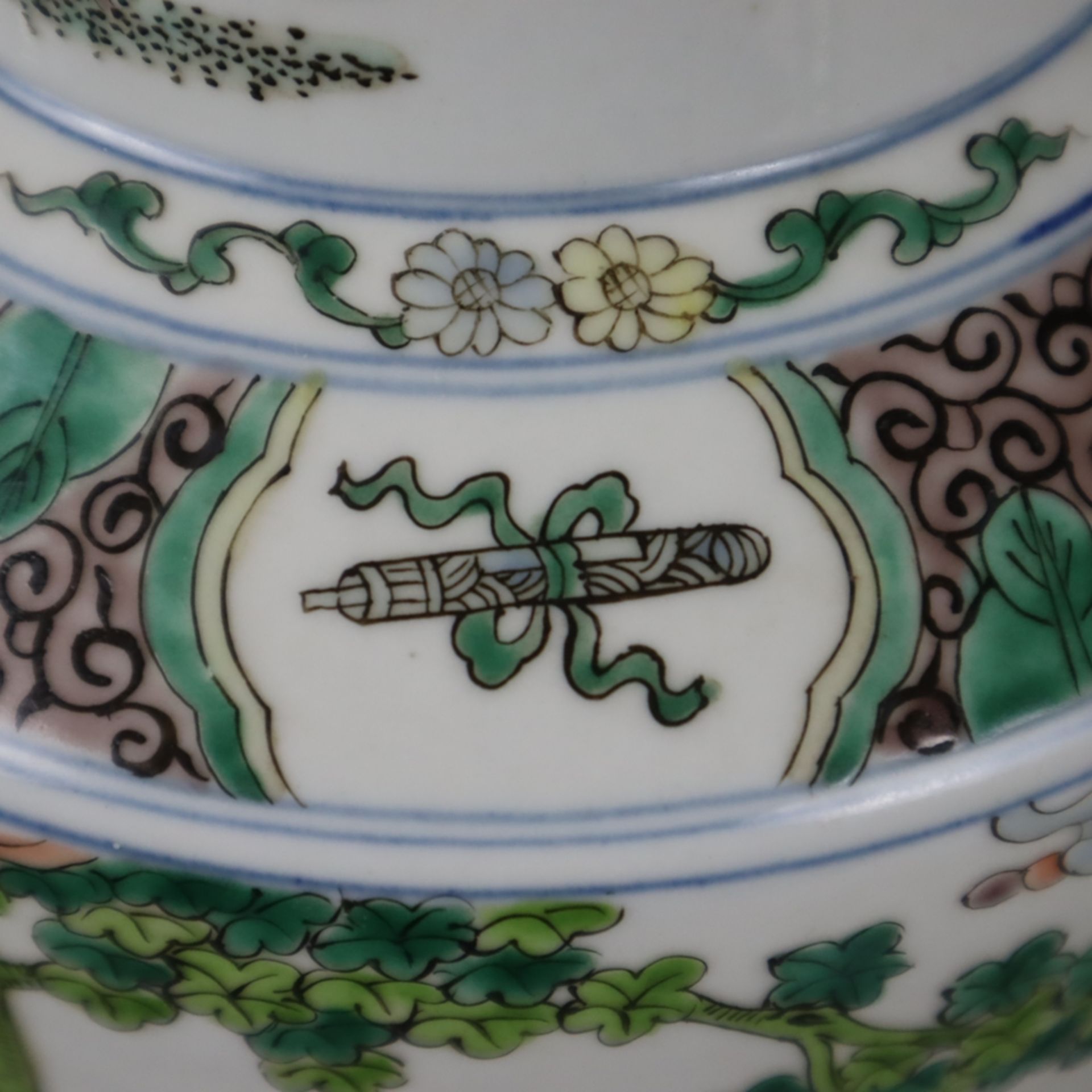 Rouleauvase im Kangxi-Stil - Porzellan. über rundem Standring zylindrischer Korpus mit abgesetzter  - Bild 11 aus 16