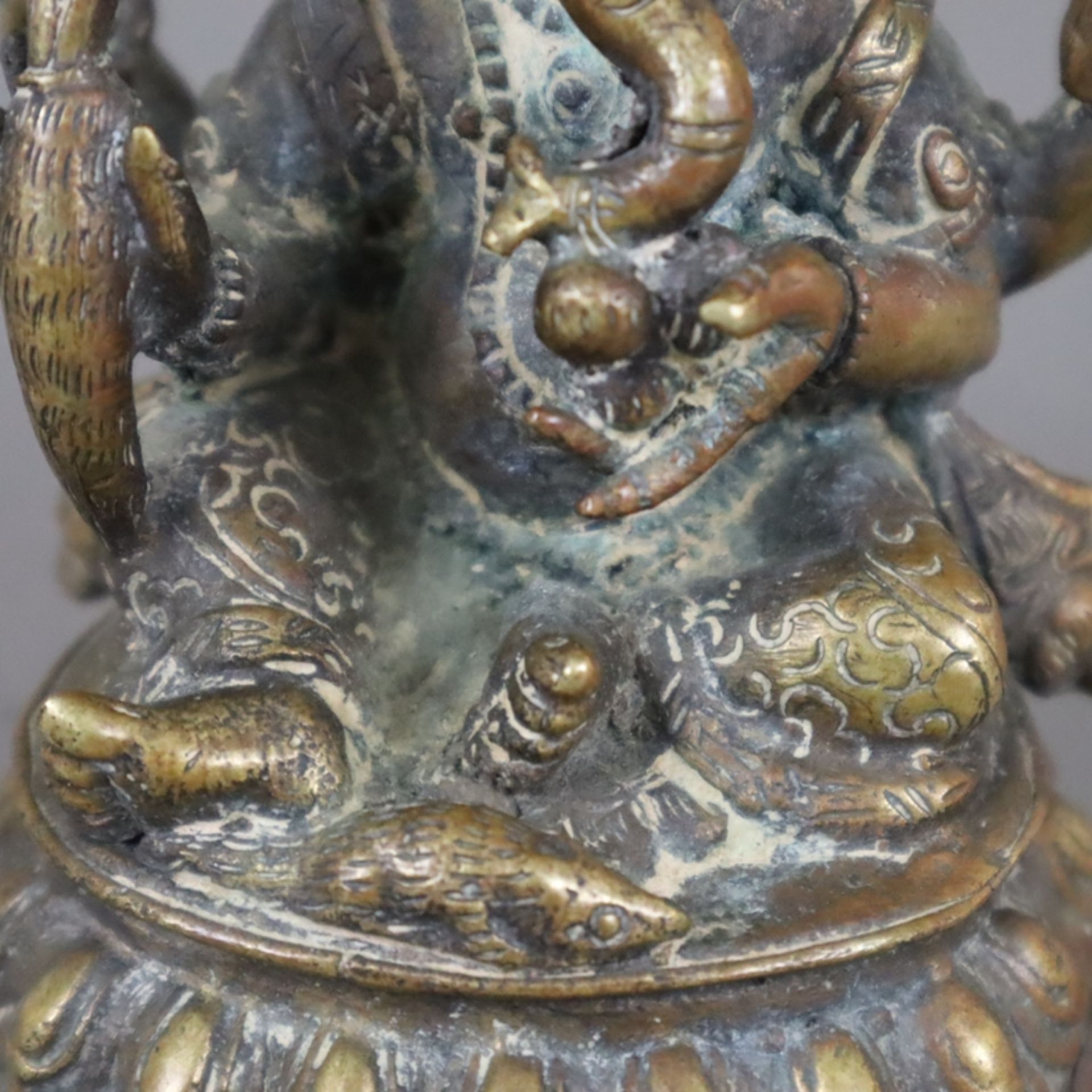 Ganesha - Nepal, Gelbbronze, in sitzender Haltung auf Lotospodest, Ratte zu seinen Füßen, vierarmig - Bild 7 aus 10