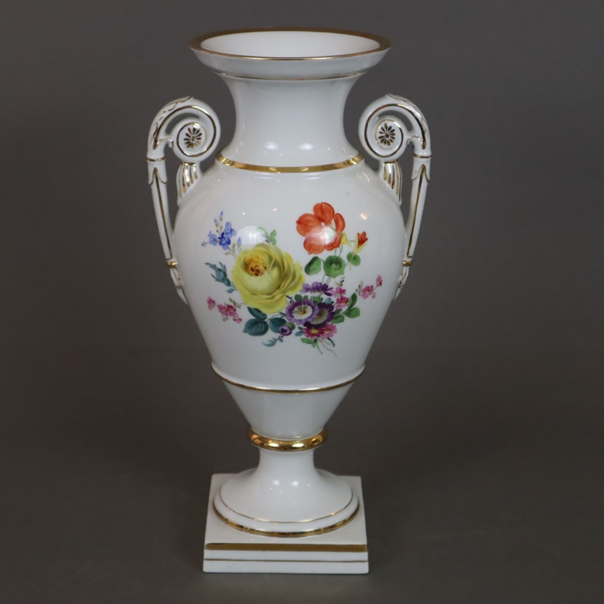 Volutenhenkel-Vase - Meissen, Empireform, Porzellan, beidseitige polychrome Blumenmalerei, Goldstaf - Bild 2 aus 12