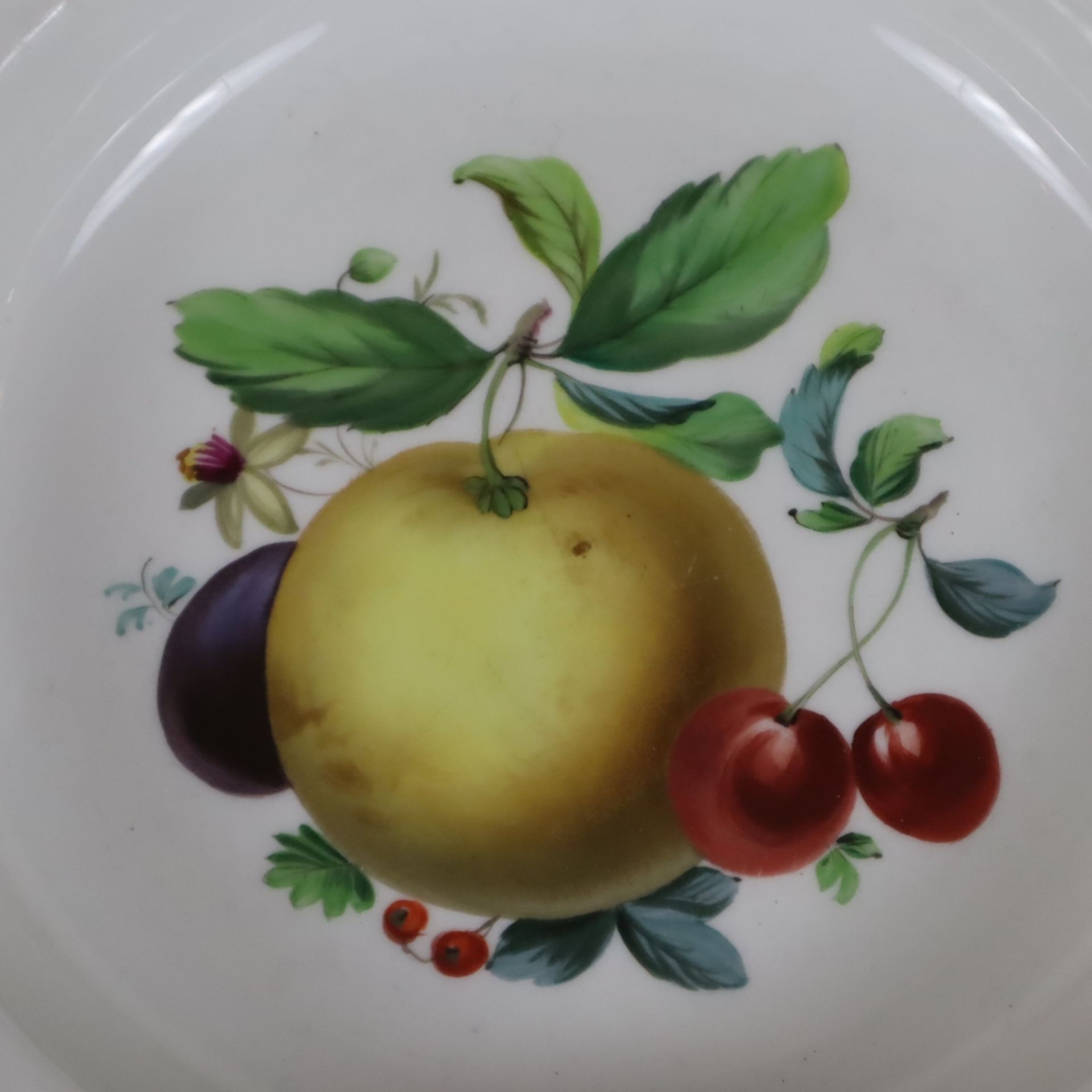 Obstteller - Meissen, Knaufzeit (1850-1924), Porzellan, runde gemuldete Form mit geschweiftem Goldr - Image 2 of 7