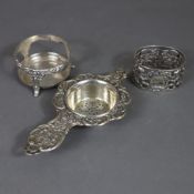 Konvolut Silber - 800er Silber, jeweils gestempelt, 3-tlg.: 1x Teesieb mit Rocaillen- und Rosenreli
