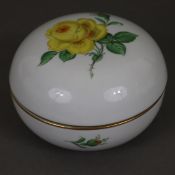Deckeldose Meissen - Porzellan, Dekor "Gelbe Rose", gedrückte Kugelform mit Stülpdeckel, polychrome