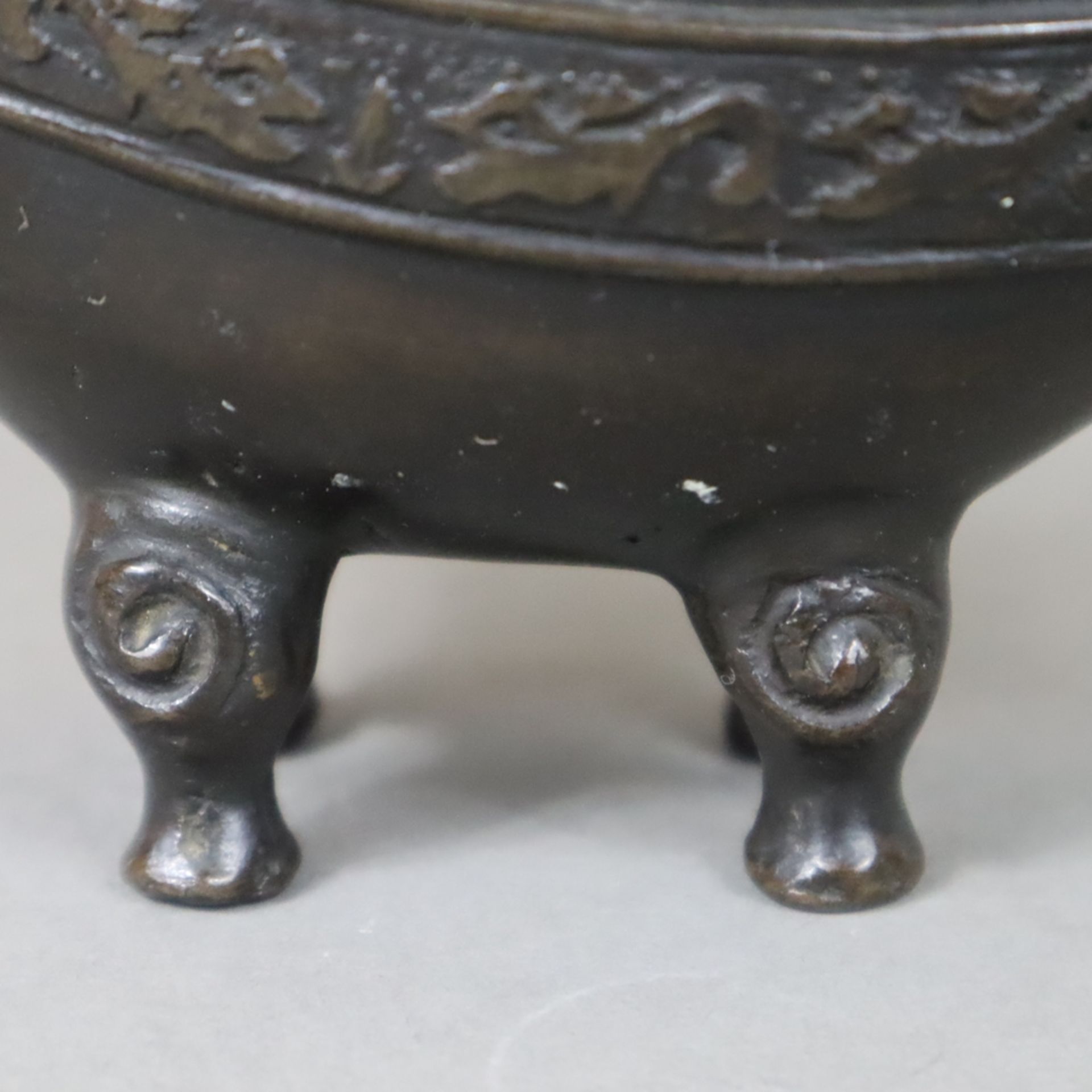 Bronze-Weinbecher nach archaischem Vorbild - Bronze mit dunkler Patina, längliche Wandung auf vier  - Bild 4 aus 6
