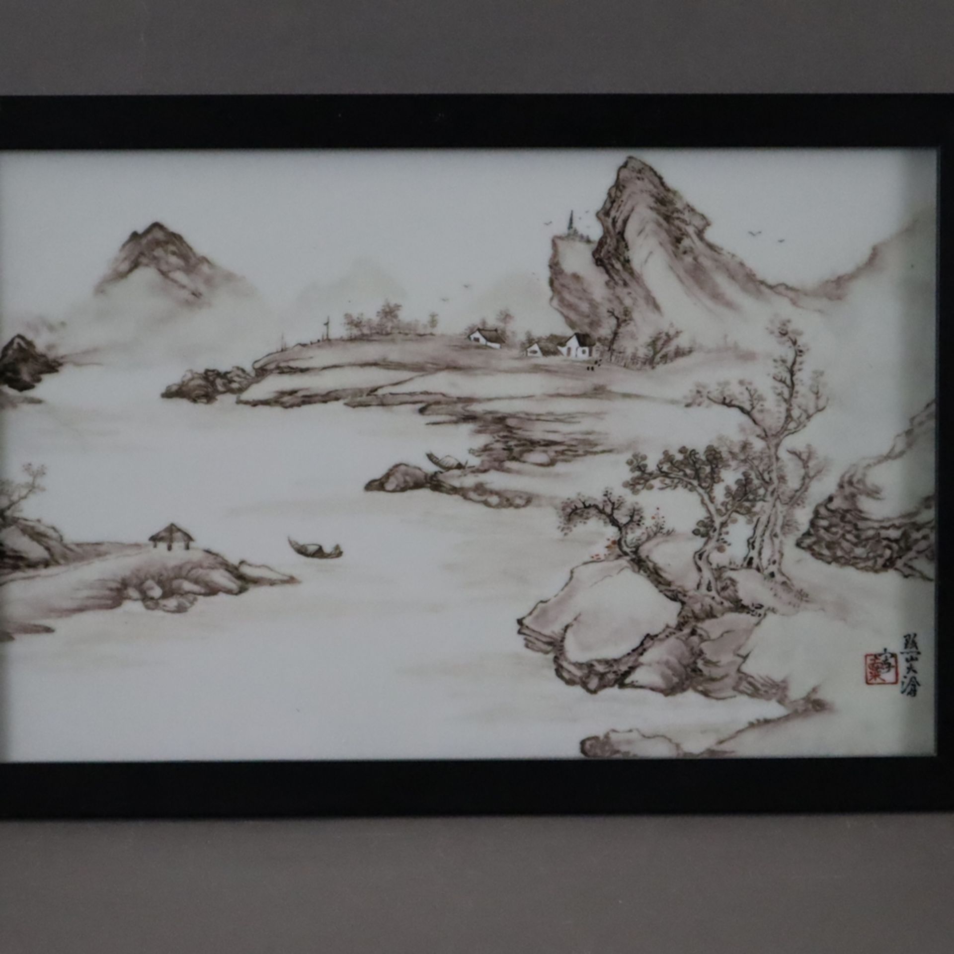 Ein Paar Porzellanbilder - China, rechteckige Porzellanplatten mit Rahmung, in polychromen Emailfar - Bild 2 aus 9