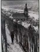 Jeiter, Joseph (1898-1968) - Zell an der Mosel mit Pfarrkirche (1792), schwarz/weiß Fotografie, rüc