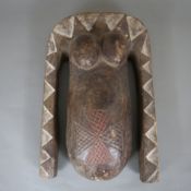 Weibliche Leibmaske - wohl Yoruba Nigeria, Holz geschnitzt, Reste weißer und roter Fassung, H.ca. 4