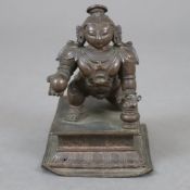 Krabbelnder Krishna mit der Butterkugel - Indien, Kupferlegierung, patiniert, Darstellung als auf H