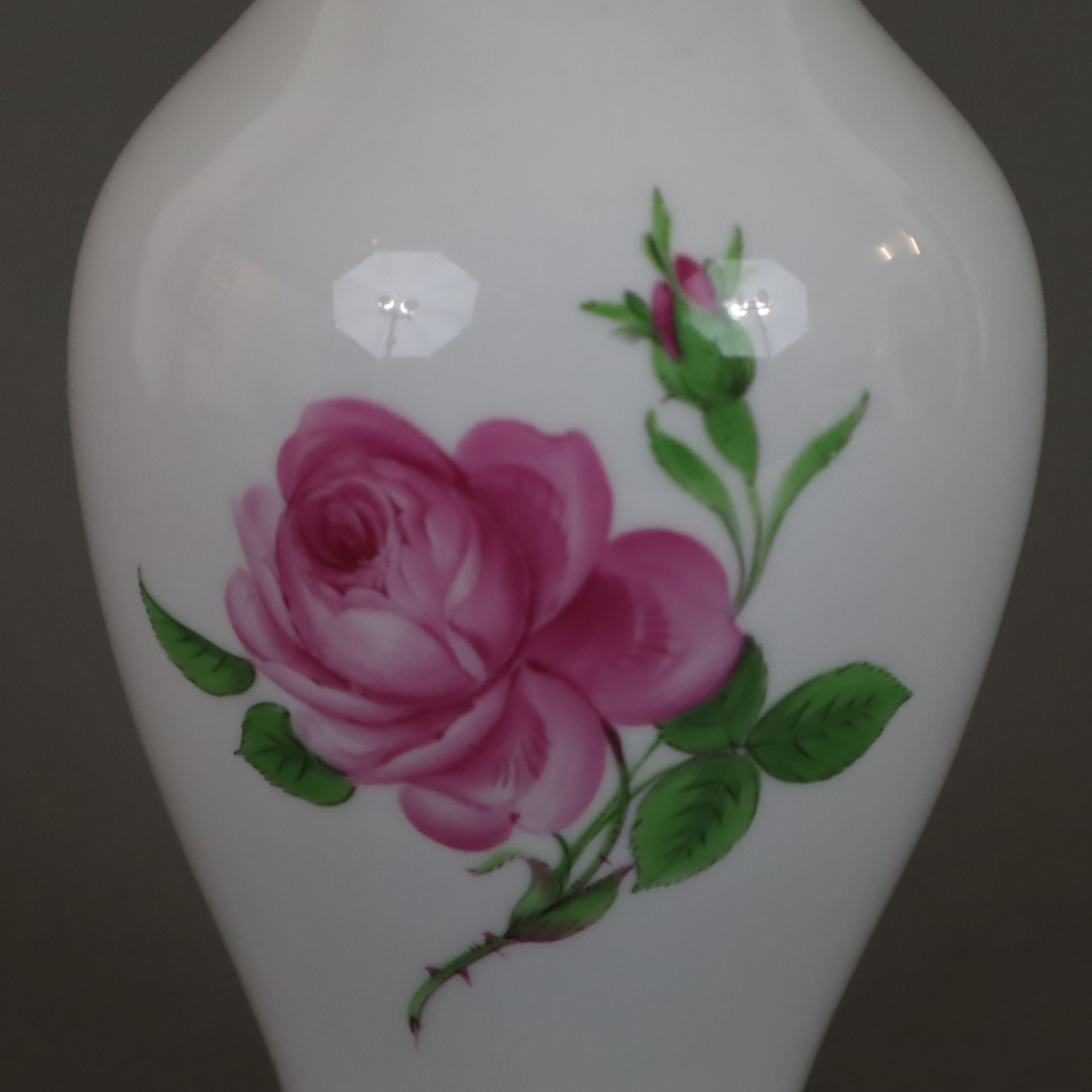 Vase - Meissen, 20.Jh., Dekor "Rote Rose", Porzellan, Balusterform, polychrome florale Bemalung, Go - Image 3 of 8