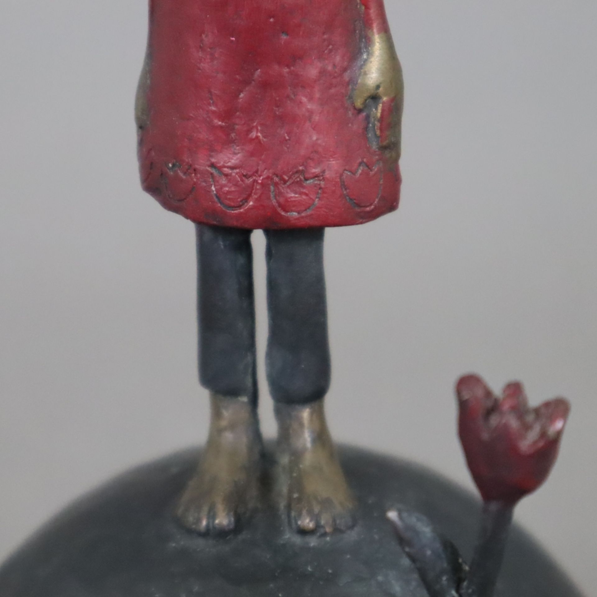 Suhr, Tamara (*1968) - Der kleine Prinz, Bronze, teils dunkel patiniert, partiell rot bemalt, monog - Image 5 of 7