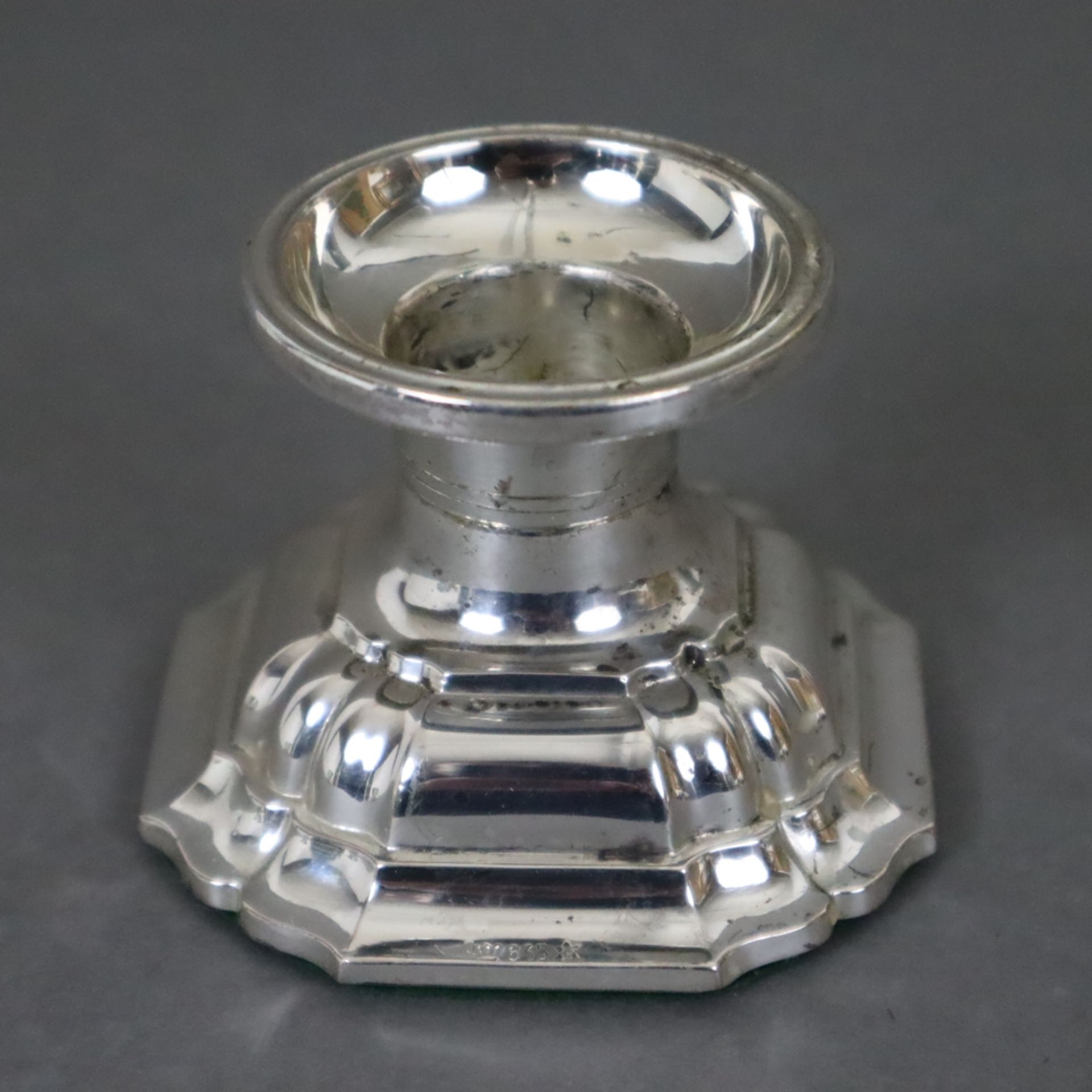 Ein Paar Kerzenleuchter - 835er Silber, runde Tülle, getreppter Stand mit passig eingezogenen Ecken - Image 2 of 5