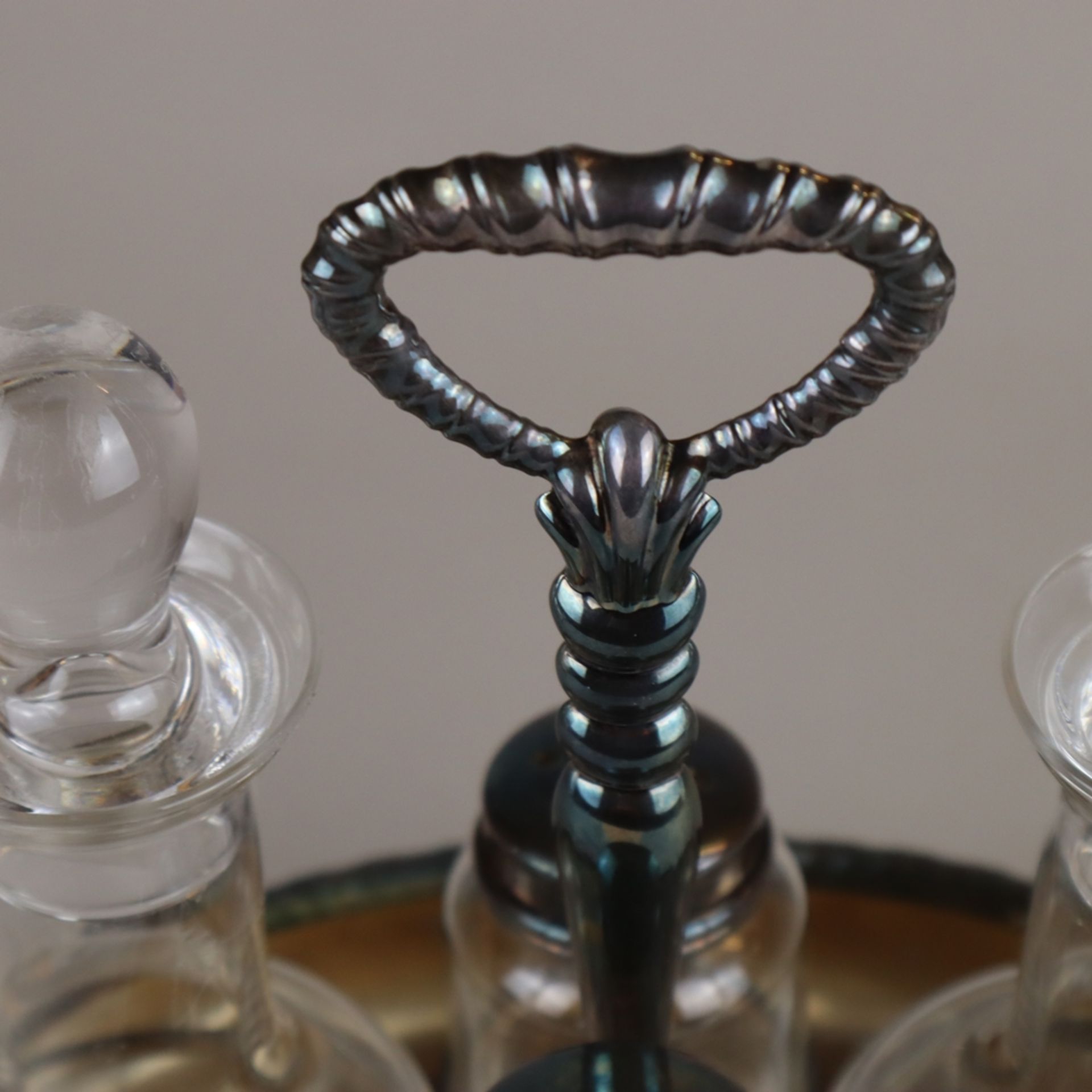 Gewürzmenage mit 4 Glasgefäßen - 20.Jh., 925er Silber, -zwei Karaffen für Öl und Essig mit Stopfen, - Image 2 of 12