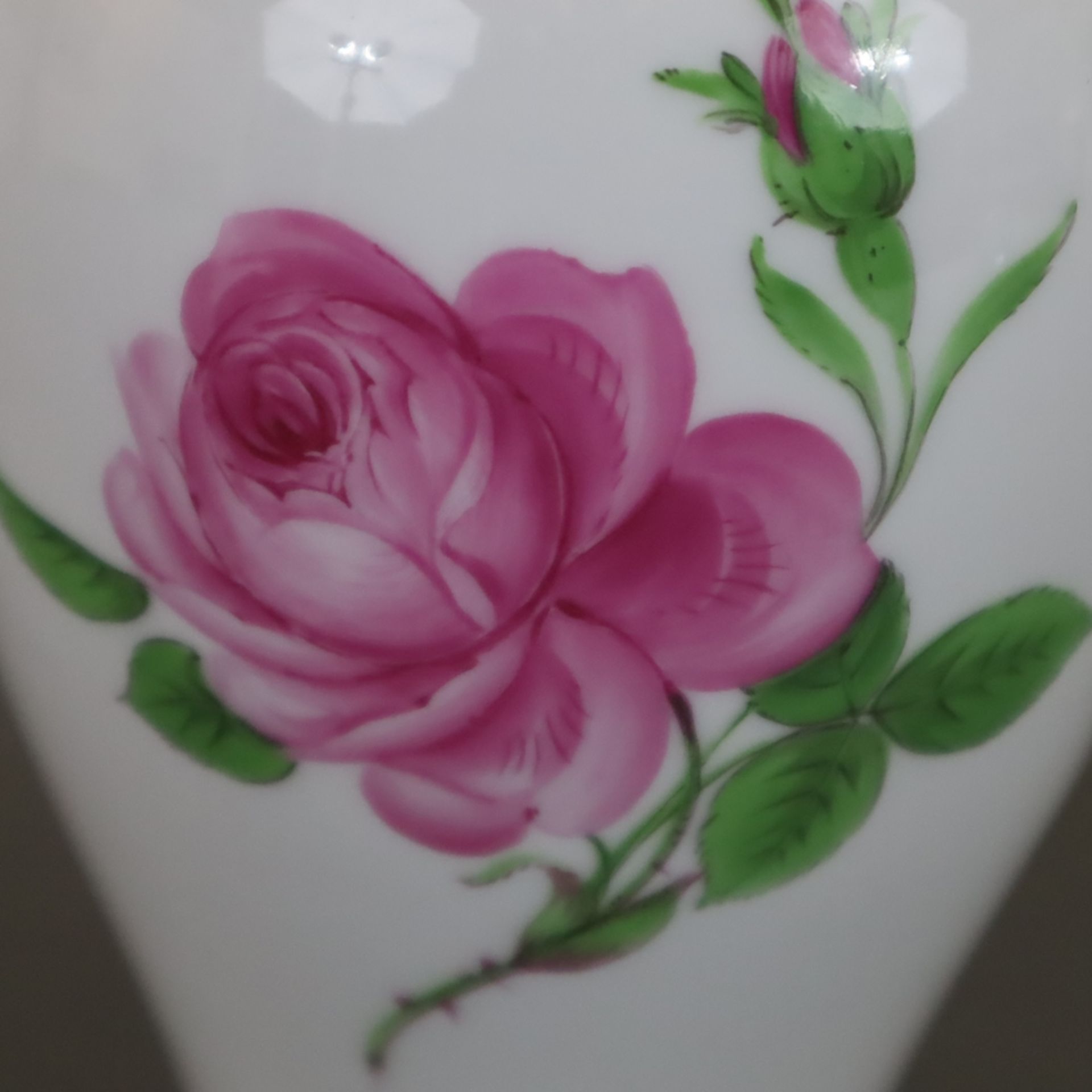 Vase - Meissen, 20.Jh., Dekor "Rote Rose", Porzellan, Balusterform, polychrome florale Bemalung, Go - Image 4 of 8