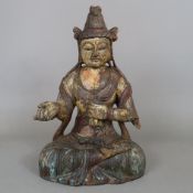 Guanyin-Figur-- geschnitzte Holzskulptur einer in ardha padmasana sitzenden Guanyin, mit Resten der