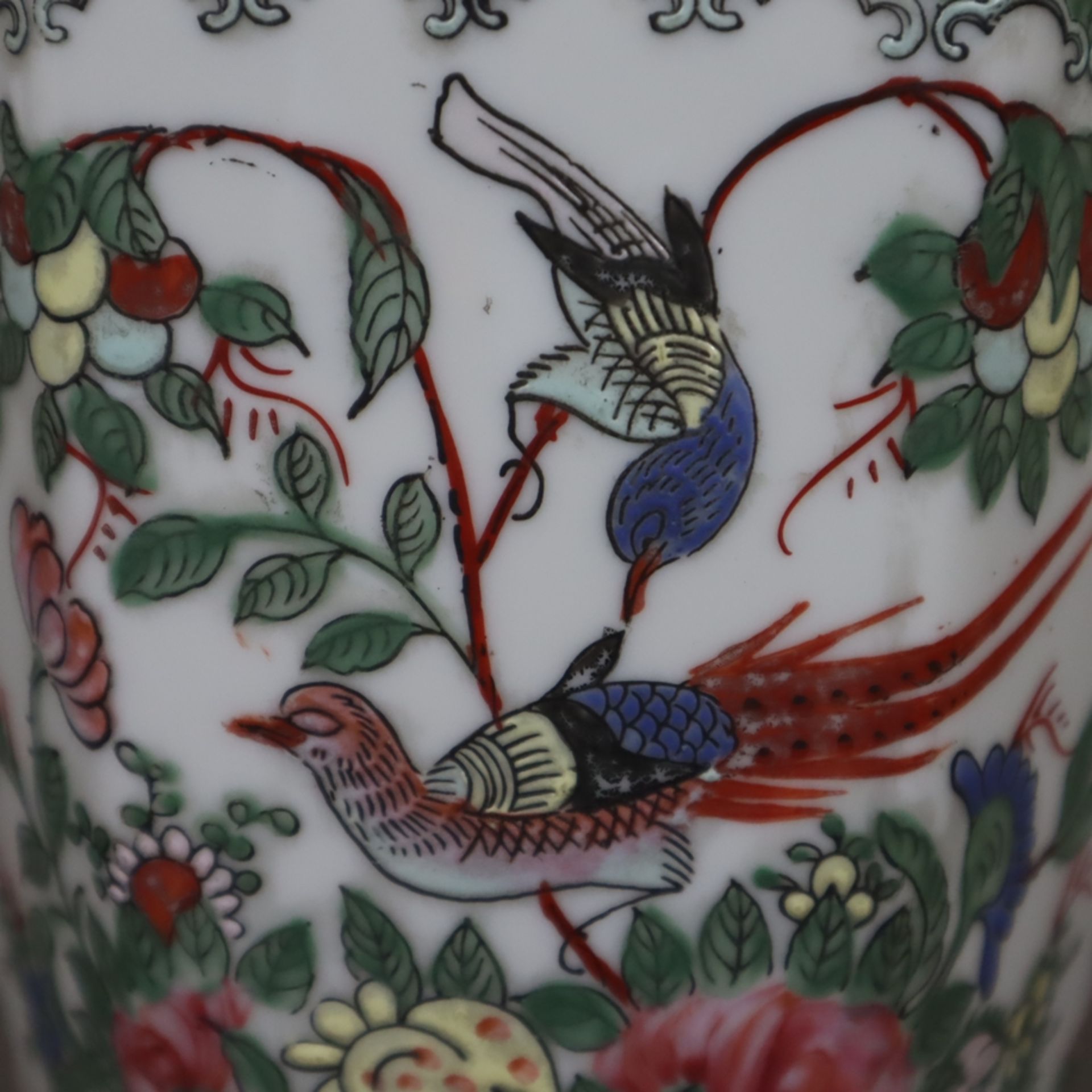 Balustervase - China, Porzellan mit polychromer Emailmalerei, mehrkantige Wandung bemalt mit großen - Bild 7 aus 10