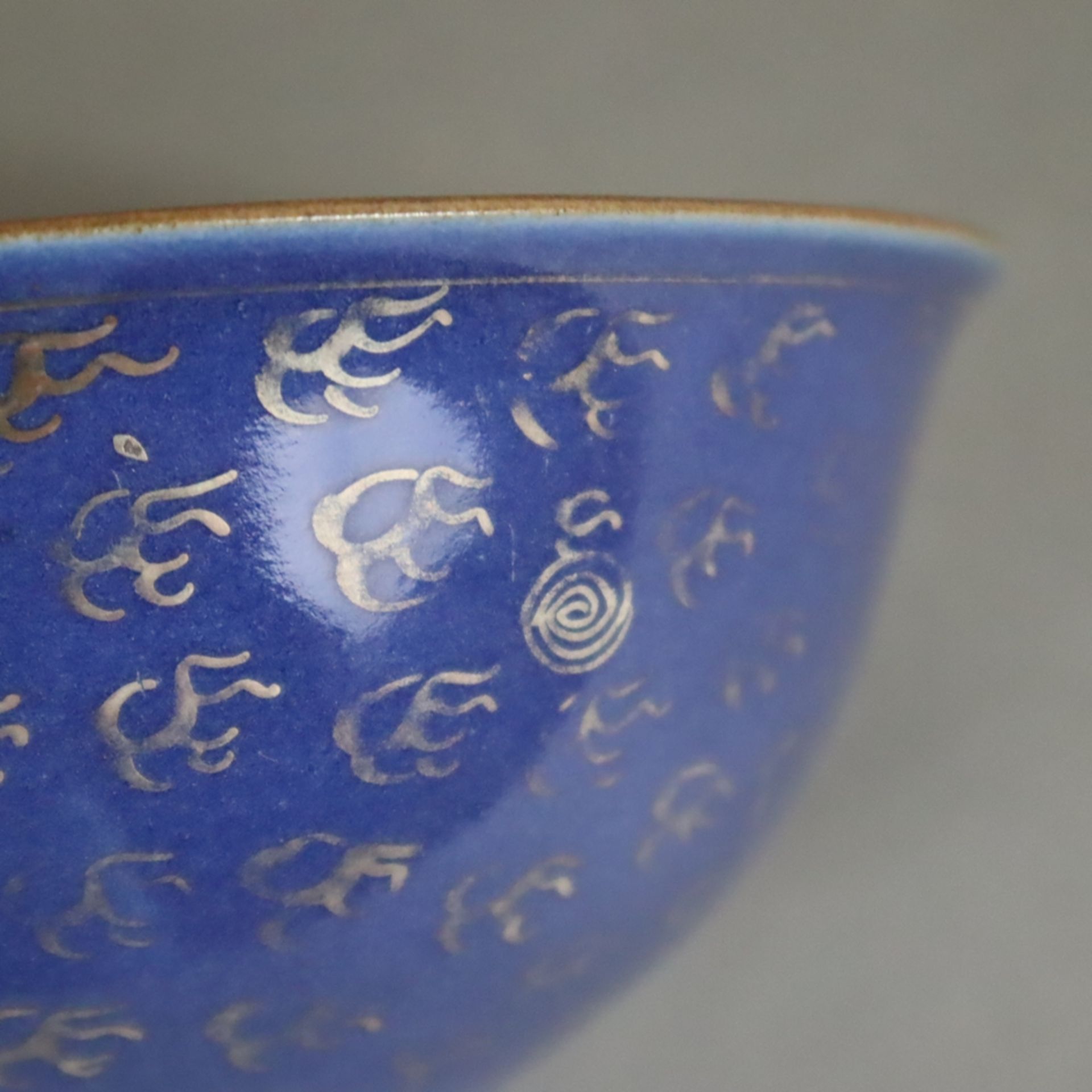 Drachenschale - Porzellan, runde Wandung mit ausgestelltem Rand auf kleinem Standring, außen puderb - Bild 5 aus 8