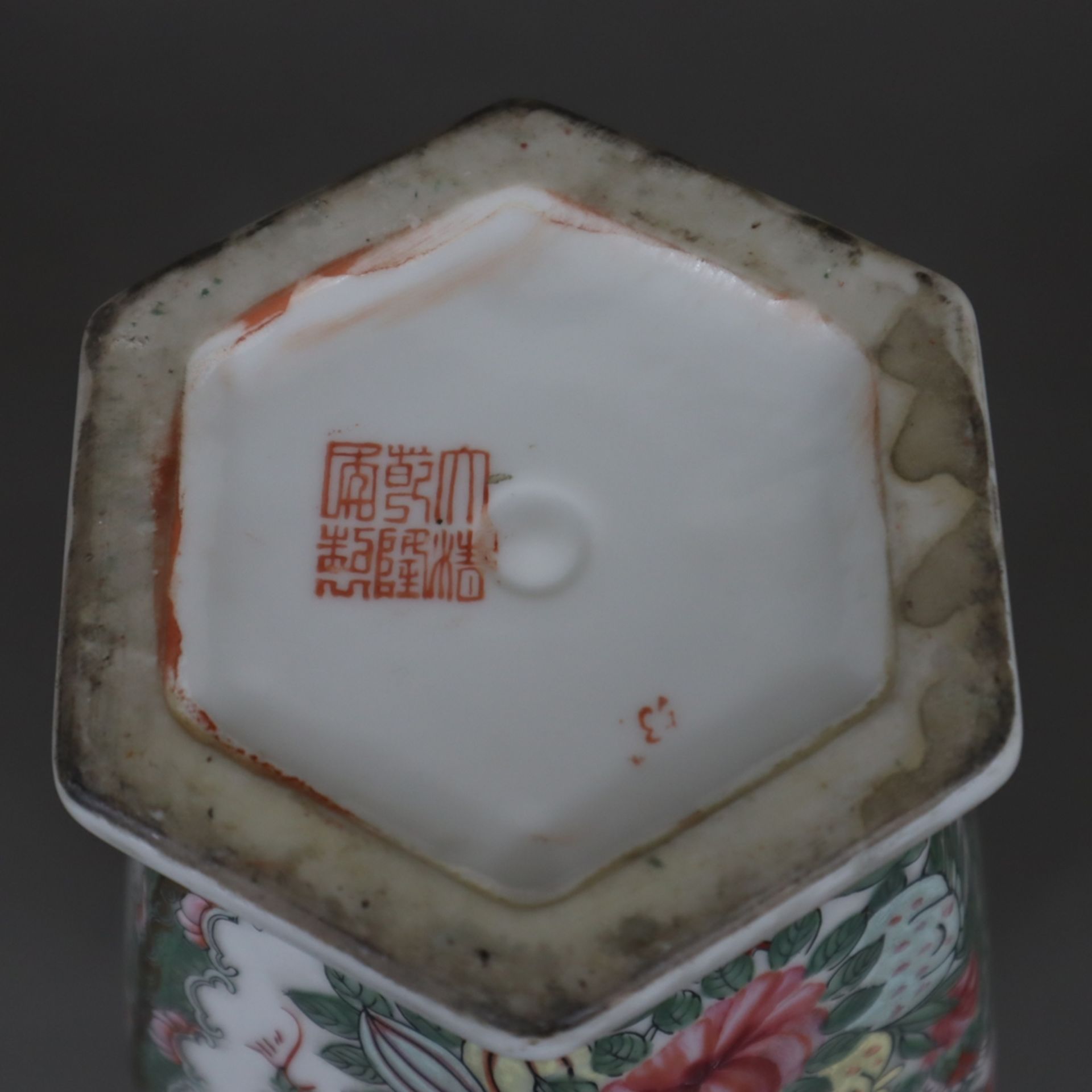 Balustervase - China, Porzellan mit polychromer Emailmalerei, mehrkantige Wandung bemalt mit großen - Bild 10 aus 10