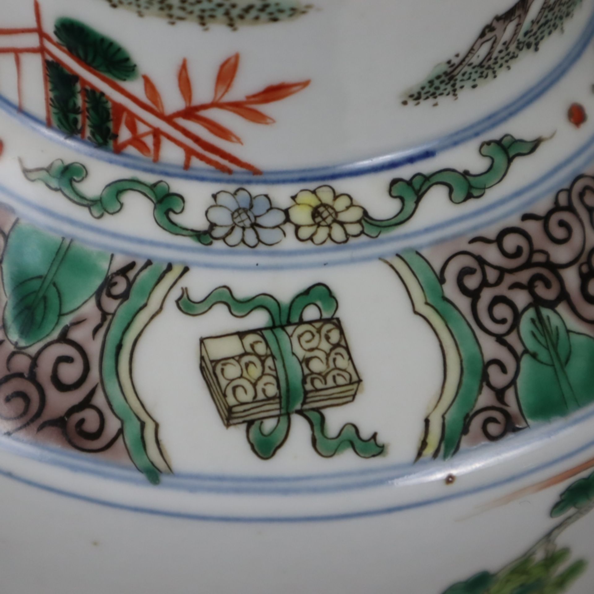 Rouleauvase im Kangxi-Stil - Porzellan. über rundem Standring zylindrischer Korpus mit abgesetzter  - Bild 10 aus 16