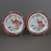 Ein Paar Teller - Arita-Porzellan, auf Standring, runde flach gemuldete Teller, glatter Rand, im Sp