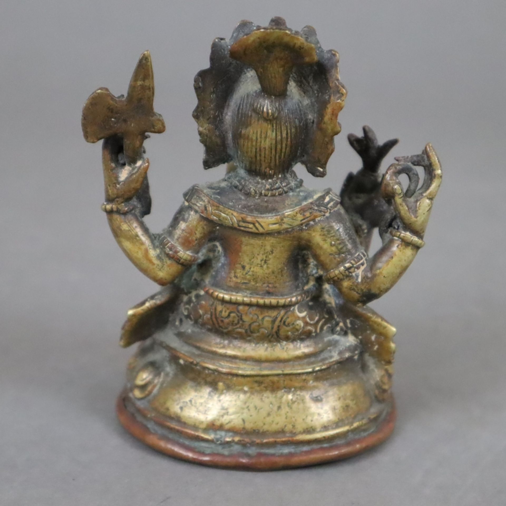 Ganesha - Nepal, Gelbbronze, in sitzender Haltung auf Lotospodest, Ratte zu seinen Füßen, vierarmig - Bild 9 aus 10