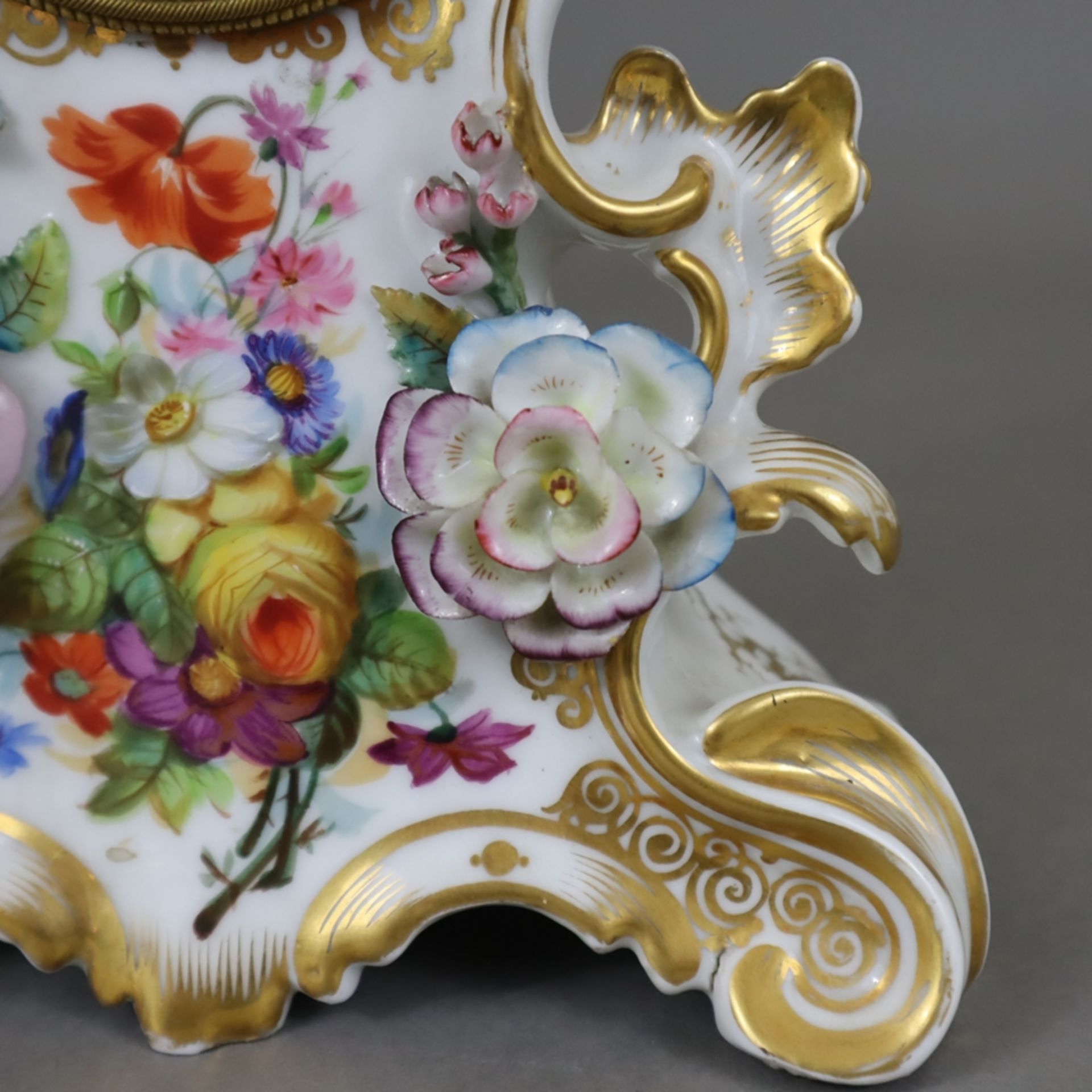 Porzellanuhr - teils durchbrochen gearbeitetes Rocaillegehäuse mit polychromer Blumenmalerei, Golds - Image 6 of 11