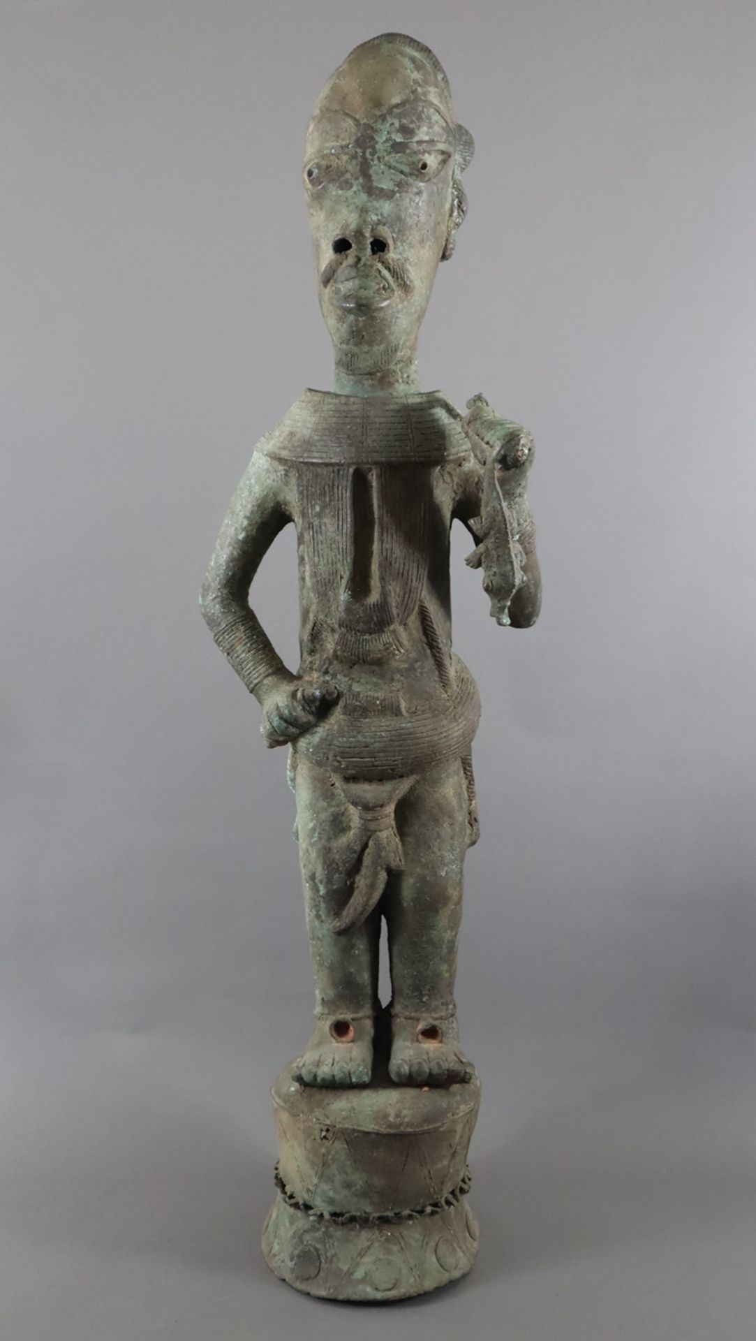 Kriegerfigur - Bronzeskulptur auf teils durchbrochenem Rundsockel, wohl Yoruba/Nigeria, nach 1900, 