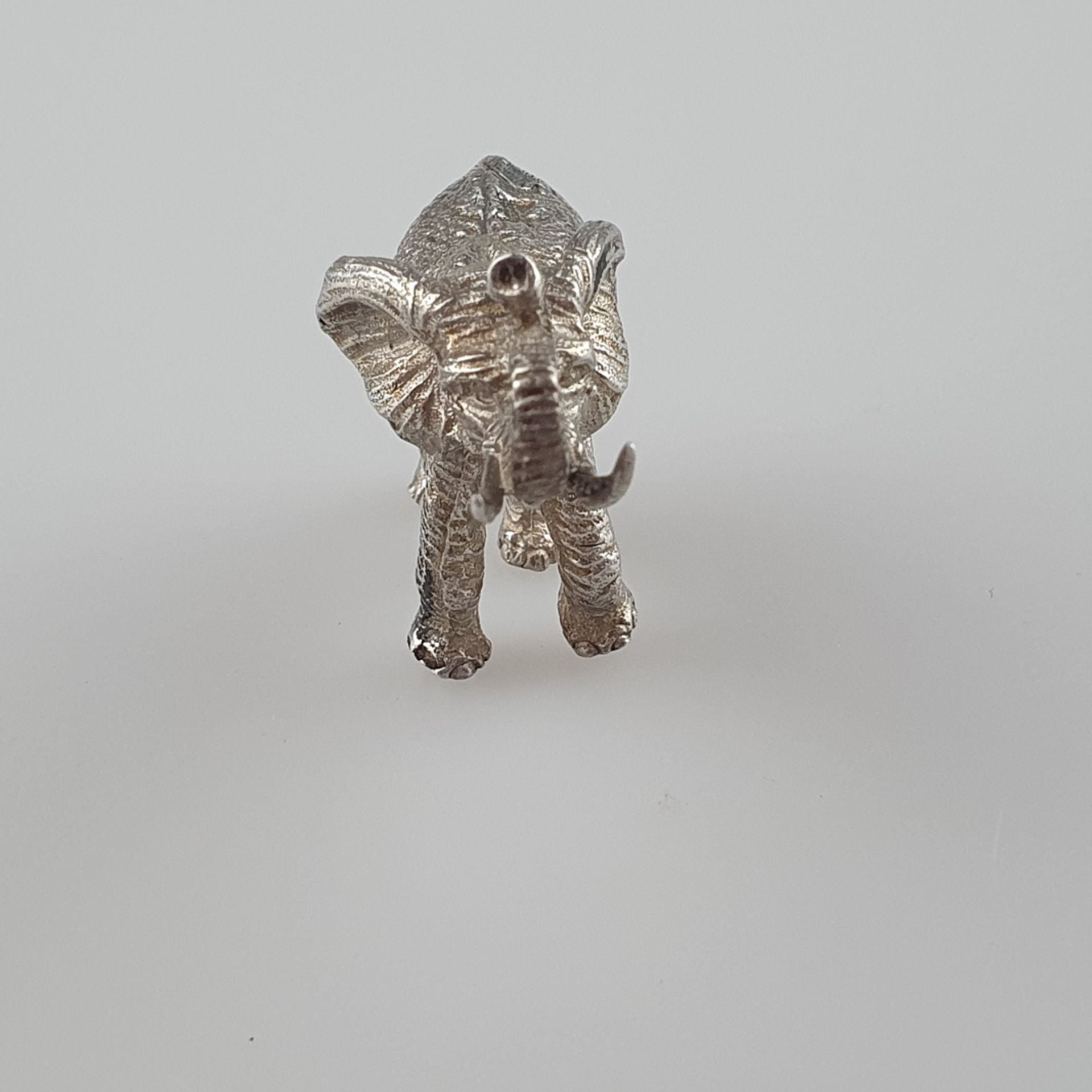 Silberfigur Elefant - Silber geprüft, fein ziseliert, naturalistische Miniaturdarstellung eines sch - Image 3 of 8