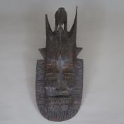 Kpelie-Maske - Senufo, Elfenbeinküste, Holz, geschnitzt, dunkel gefasst, langes Gesicht mit geometr