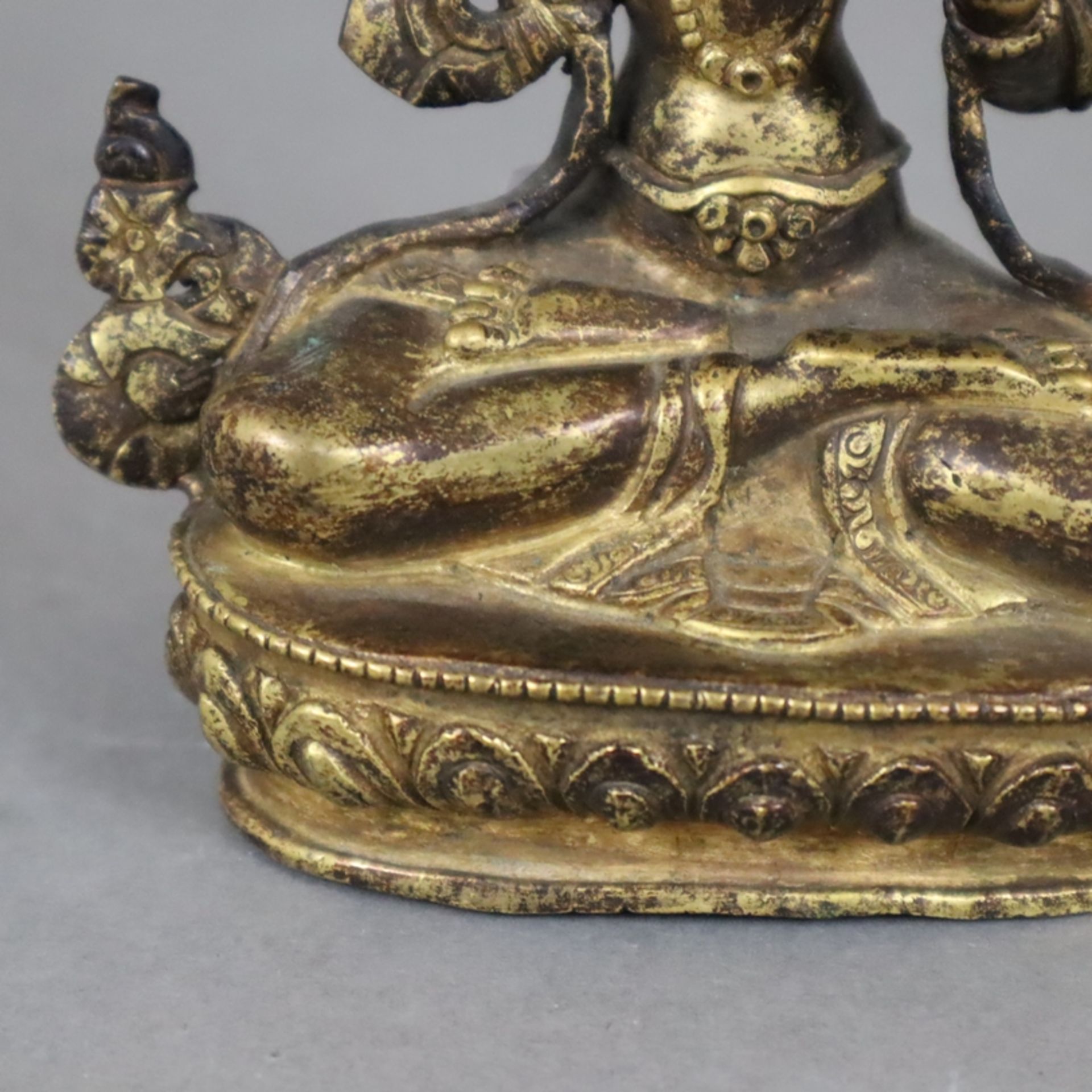 Bodhisattva Manjushri - Nepal, Gelbbronze, Reste von Vergoldung, der Bodhisattva der Weisheit in Va - Bild 5 aus 8