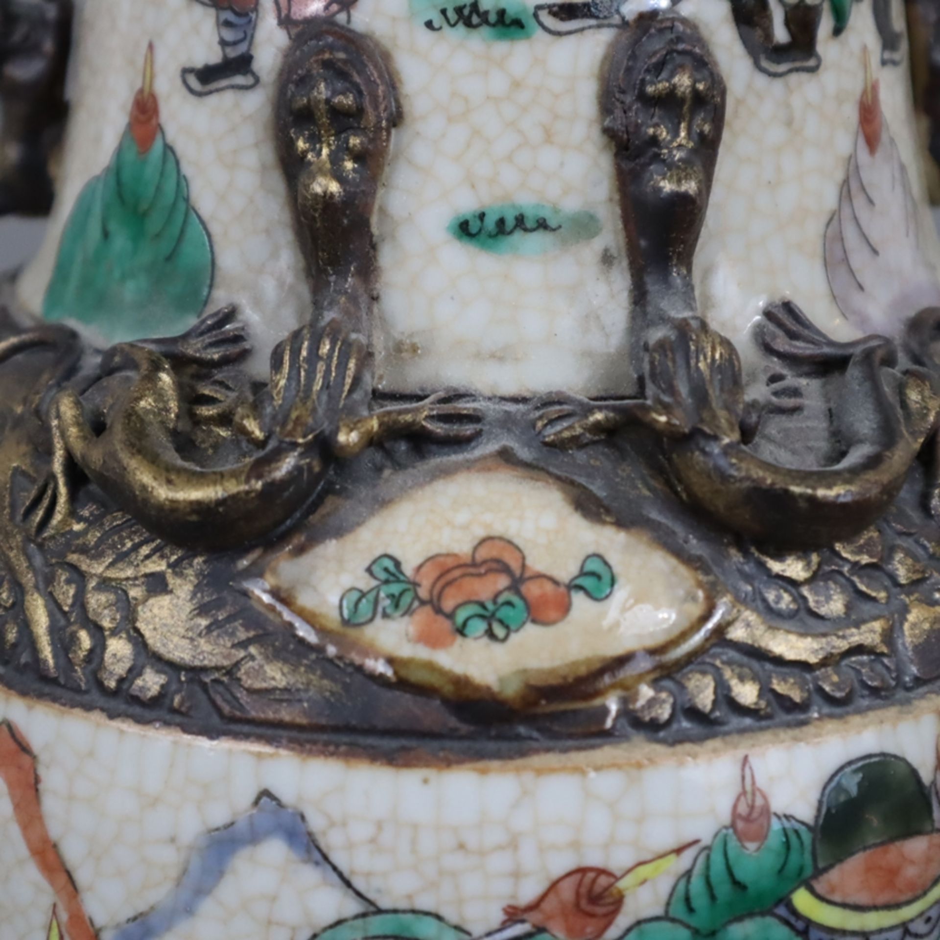 Balustervase auf Holzstand - China, gräuliche bzw. bräunliche Glasur mit feinem Craquelé, polychrom - Bild 5 aus 16
