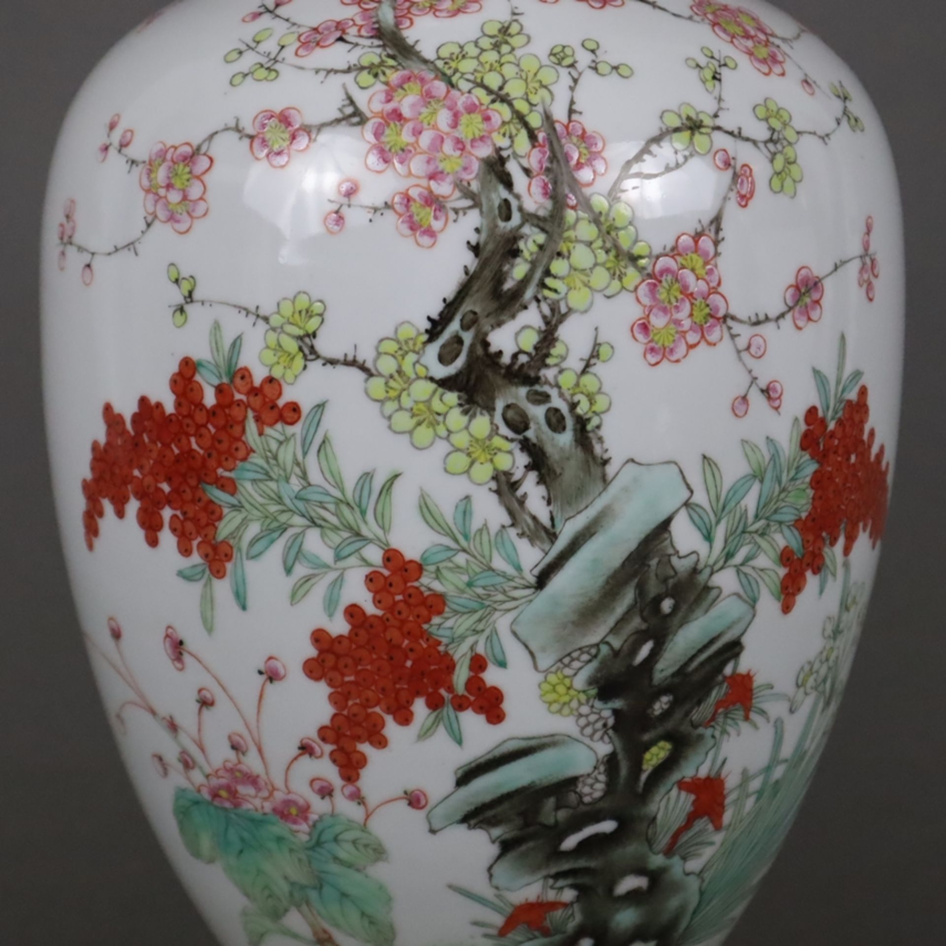 Famille rose-Balustervase - China, Porzellan, schauseitig fein bemalt mit blühenden Pflanzen am Zie - Bild 5 aus 11